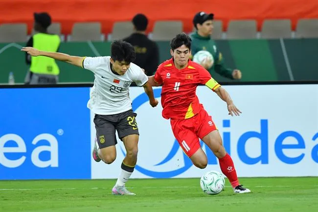 Minh họa quy trình đăng ký tài khoản tại dagac3 bet, với hình ảnh người dùng đang nhập thông tin trên giao diện thân thiện, biểu tượng bảo mật và an toàn. Màu sắc theo chủ đề vàng và đen của dagac3 bet.