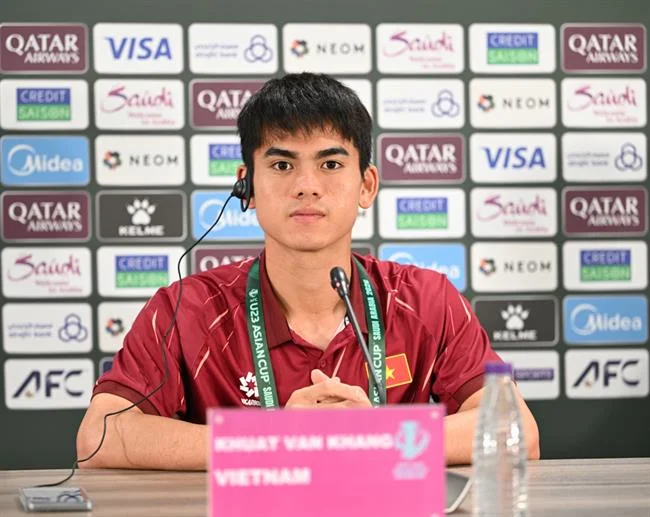 Nhân viên hỗ trợ khách hàng đeo tai nghe, sẵn sàng phục vụ tại dagac3 bet