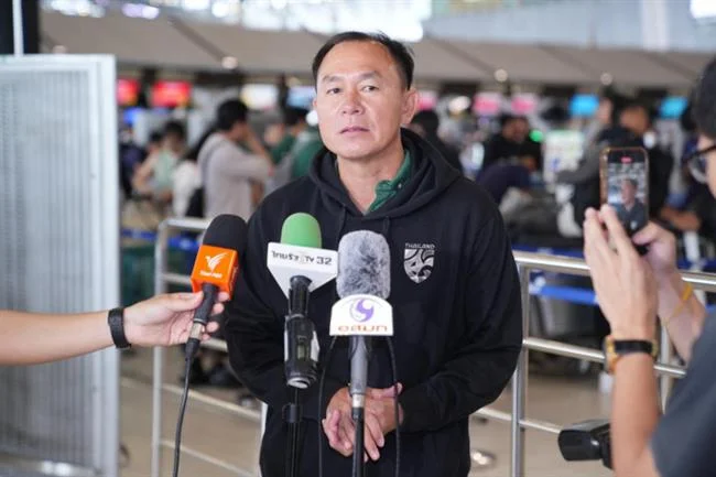 Hình ảnh đại diện cho dịch vụ hỗ trợ khách hàng 24/7 của dagac3 bet, với biểu tượng tai nghe, chat trực tuyến, và đội ngũ hỗ trợ thân thiện, sẵn sàng giải đáp mọi thắc mắc. Màu sắc vàng và đen.